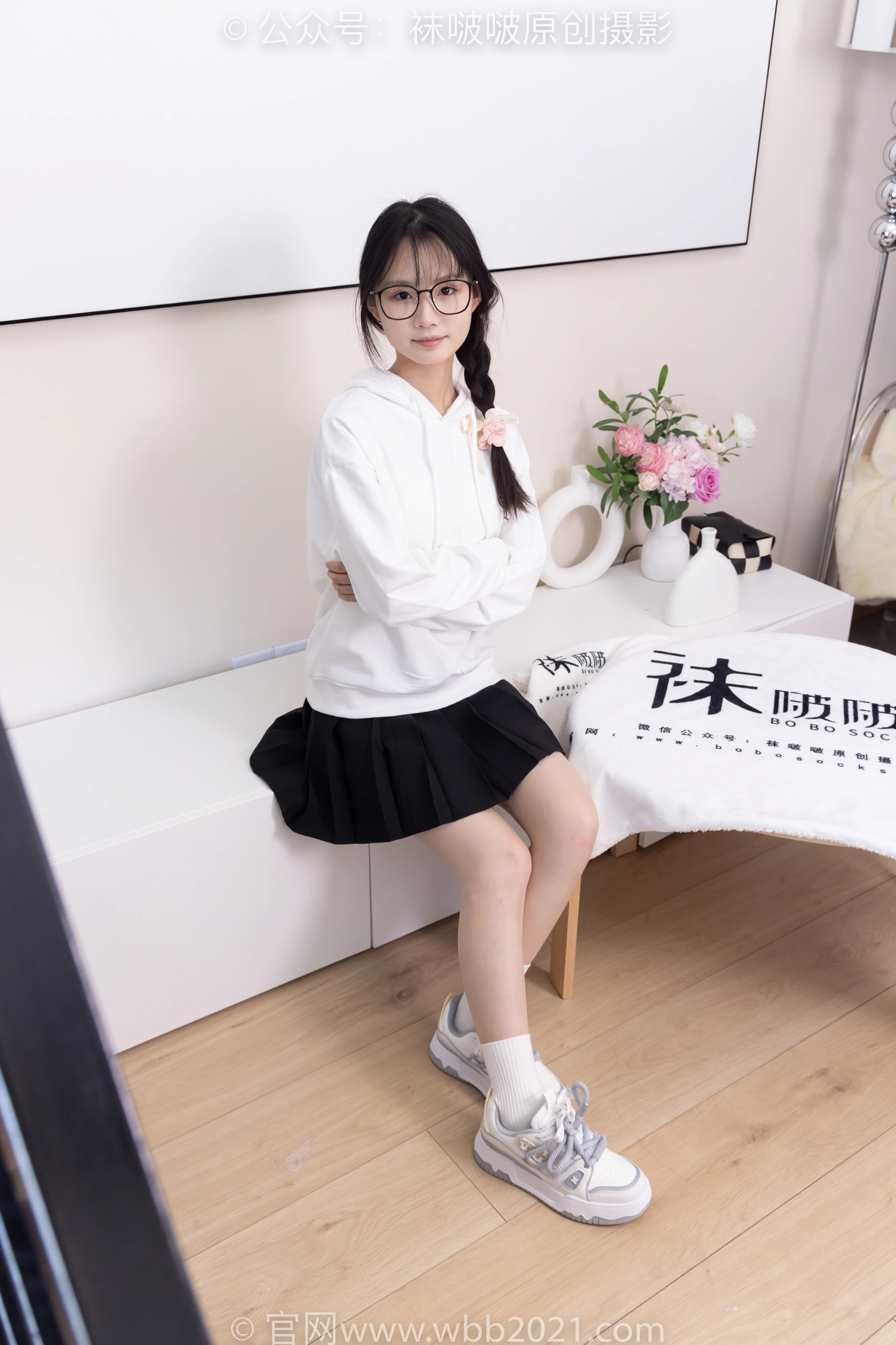 [BoBoSocks袜啵啵] NO.368 甜甜圈-运动鞋、白棉袜、油亮肉丝（花絮版） 1